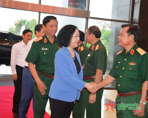Đồng chí Trương Thị Mai thăm, làm việc tại Quân khu 4